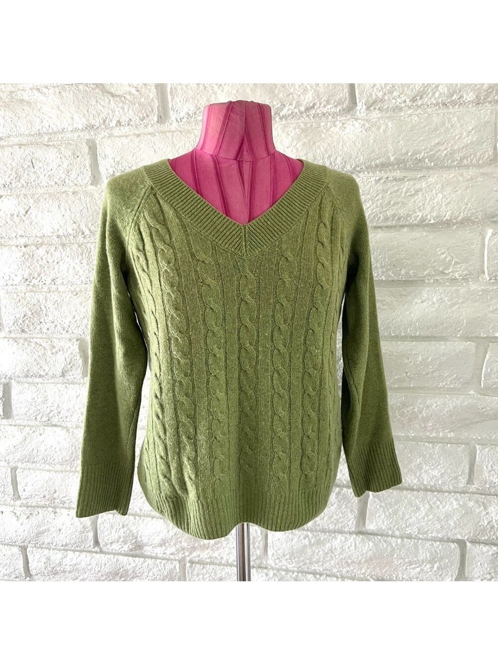 Caslon Olive V Neck Cable Knit Sweater Small